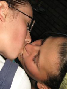 Mogli ubriache si baciano durante festa - foto #14