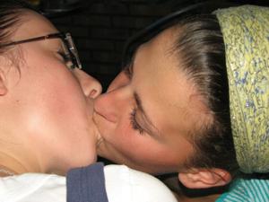 Mogli ubriache si baciano durante festa - foto #15