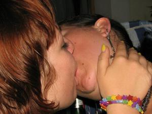 Mogli ubriache si baciano durante festa - foto #16