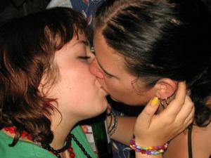 Mogli ubriache si baciano durante festa - foto #17