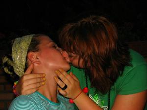 Mogli ubriache si baciano durante festa - foto #19