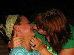 Mogli ubriache si baciano durante festa - foto #20