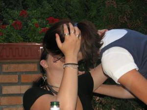 Mogli ubriache si baciano durante festa - foto #24
