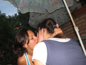 Mogli ubriache si baciano durante festa - foto #29