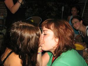 Mogli ubriache si baciano durante festa - foto #31