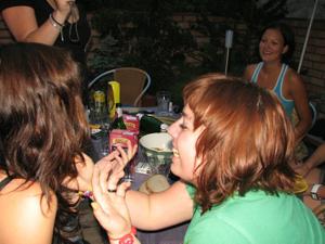 Mogli ubriache si baciano durante festa - foto #32