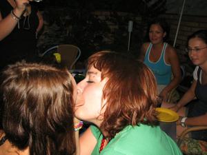 Mogli ubriache si baciano durante festa - foto #33