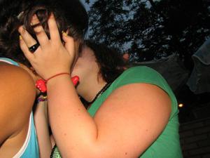 Mogli ubriache si baciano durante festa - foto #34
