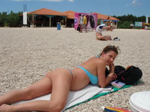 Incinte croati abbronzatura in topless ma tette timido per mostrare - foto #1