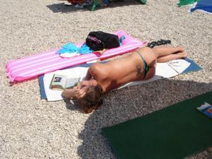 Incinte croati abbronzatura in topless ma tette timido per mostrare - foto #10