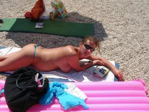 Incinte croati abbronzatura in topless ma tette timido per mostrare - foto #12