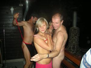 Scena erotica ad festa da bagno - foto #2