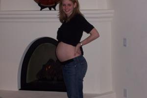 Bionda incinta in biancheria - foto #12