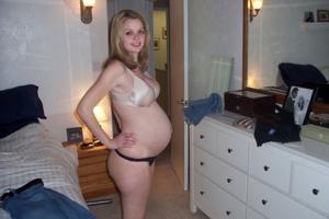 Bionda incinta in biancheria - foto #17