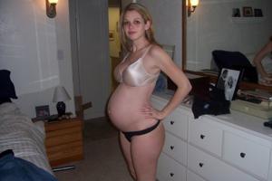 Bionda incinta in biancheria - foto #2