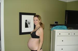 Bionda incinta in biancheria - foto #21