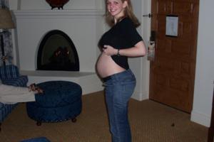 Bionda incinta in biancheria - foto #5