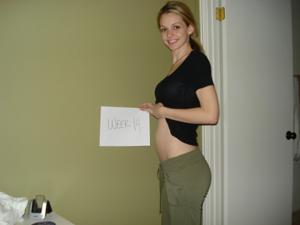 Bionda incinta in biancheria - foto #9