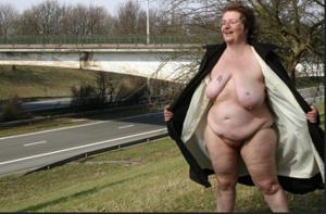 Le donne anziane grasse pensano che nude siano attraenti - foto #21