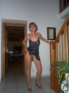 Magra casalinga nuda per casa - foto #34