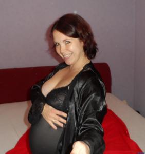 Moglie incinta invia foto di nudo al marito mentre è in viaggio d'affari - foto #1