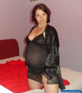 Moglie incinta invia foto di nudo al marito mentre è in viaggio d'affari - foto #3