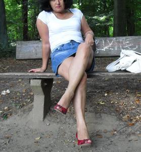 Alla donna tedesca piace torturare la sua figa - foto #66