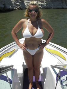 Una deliziosa moglie matura si spoglia un po 'sullo yacht - foto #2