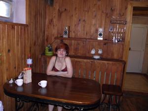 Donna rossa rilassante nella sauna dopo il lavoro con i colleghi - foto #4