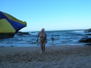 Coppia di nudisti che riposa in riva al mare - foto #1