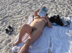 Coppia di nudisti che riposa in riva al mare - foto #4