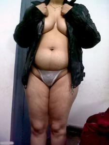Donna indiana di culo grasso - foto #2
