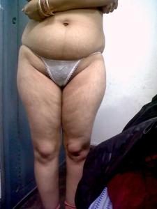 Donna indiana di culo grasso - foto #7