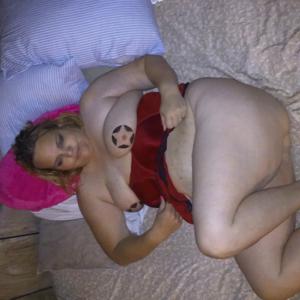 Donna grassa in camicia da notte rossa - foto #5