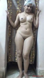 Giovane moglie indiana in posa nuda - foto #4