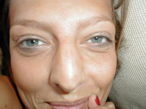 Donna italiana a cui piace spalmare la sborra in faccia - foto #84