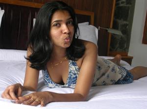 Giovane casalinga indiana che mostra i genitali e fa sesso - foto #105