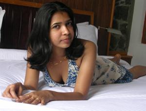 Giovane casalinga indiana che mostra i genitali e fa sesso - foto #106