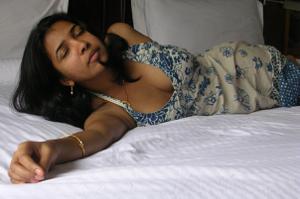 Giovane casalinga indiana che mostra i genitali e fa sesso - foto #107
