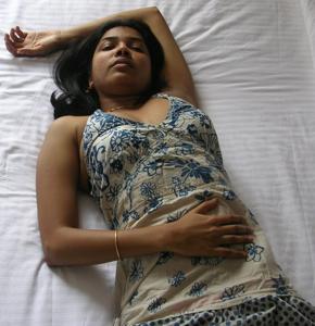 Giovane casalinga indiana che mostra i genitali e fa sesso - foto #114