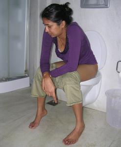 Giovane casalinga indiana che mostra i genitali e fa sesso - foto #3