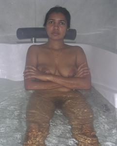 Giovane casalinga indiana che mostra i genitali e fa sesso - foto #32