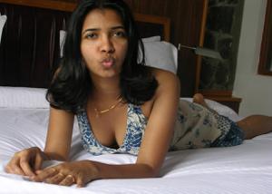 Giovane casalinga indiana che mostra i genitali e fa sesso - foto #4