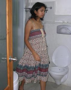 Giovane casalinga indiana che mostra i genitali e fa sesso - foto #42
