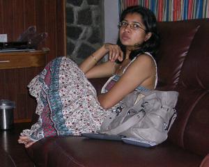 Giovane casalinga indiana che mostra i genitali e fa sesso - foto #44
