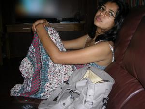 Giovane casalinga indiana che mostra i genitali e fa sesso - foto #45