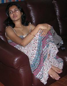 Giovane casalinga indiana che mostra i genitali e fa sesso - foto #46