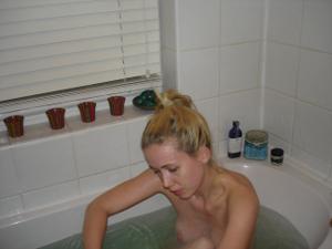 La ragazza si rade le gambe e la figa in bagno - foto #3