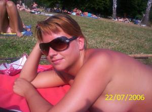 La giovane moglie ama prendere il sole con le tette nude - foto #2