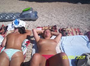 La giovane moglie ama prendere il sole con le tette nude - foto #5